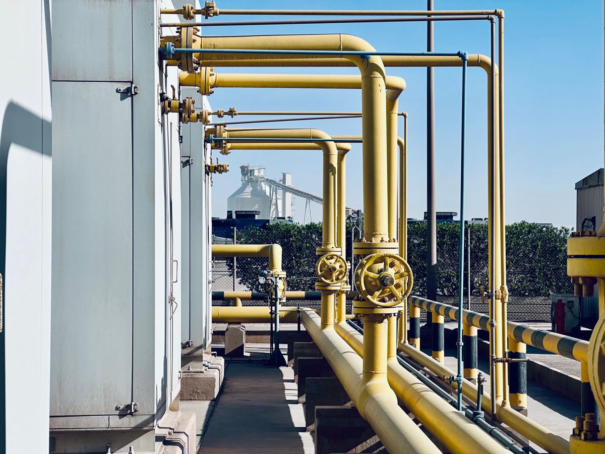 Tubulações industriais em planta de processo