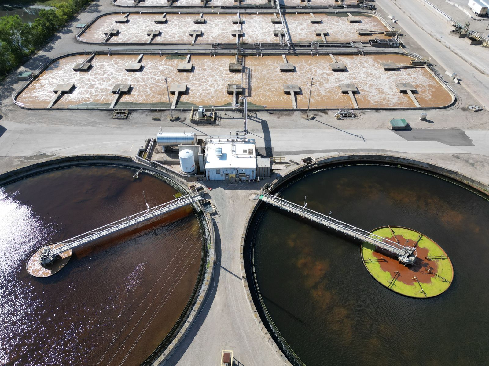 Vista aérea de estação de tratamento de efluentes industriais com tanques circulares